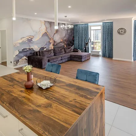 сучасна з панорамними вікнами та видом на море Fainorent Apartment