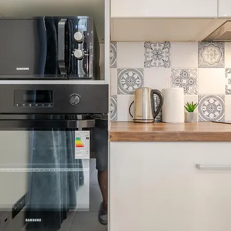 Apartment сучасна з панорамними вікнами та видом на море Fainorent