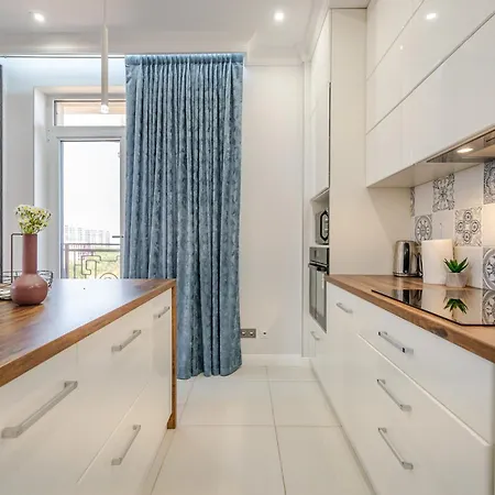 сучасна з панорамними вікнами та видом на море Fainorent Apartment