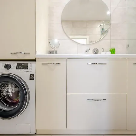 сучасна з панорамними вікнами та видом на море Fainorent Apartment Odesa