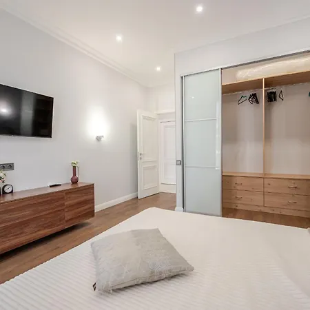 сучасна з панорамними вікнами та видом на море Fainorent Apartment Odesa