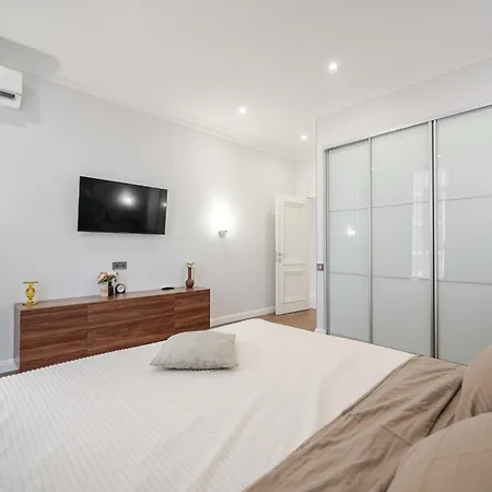 сучасна з панорамними вікнами та видом на море Fainorent Apartment